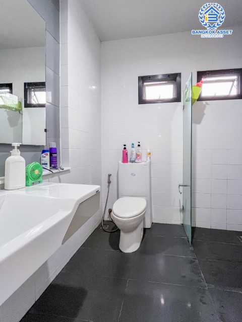 *****บ้านแฝดมือสองย่านนนทบุรี ม.เปี่ยมสุข ติวานนท์-ปากเกร็ด #หลังมุม เนื้อที่มากถึง 45.2 ตร.ว. ฟังก์ชัน 3 ห้องนอน 3 ห้องน้ำ 2 ที่จอดรถ มาพร้อมของแถมเพียบ! บนทำเลเดินทางสะดวก ใกล้รถไฟฟ้าสายสีชมพู "สถานีแจ้งวัฒนะ-ปากเกร็ด 28", โรบินสัน ศรีสมาน และทางด่วน "แจ้งวัฒนะ"